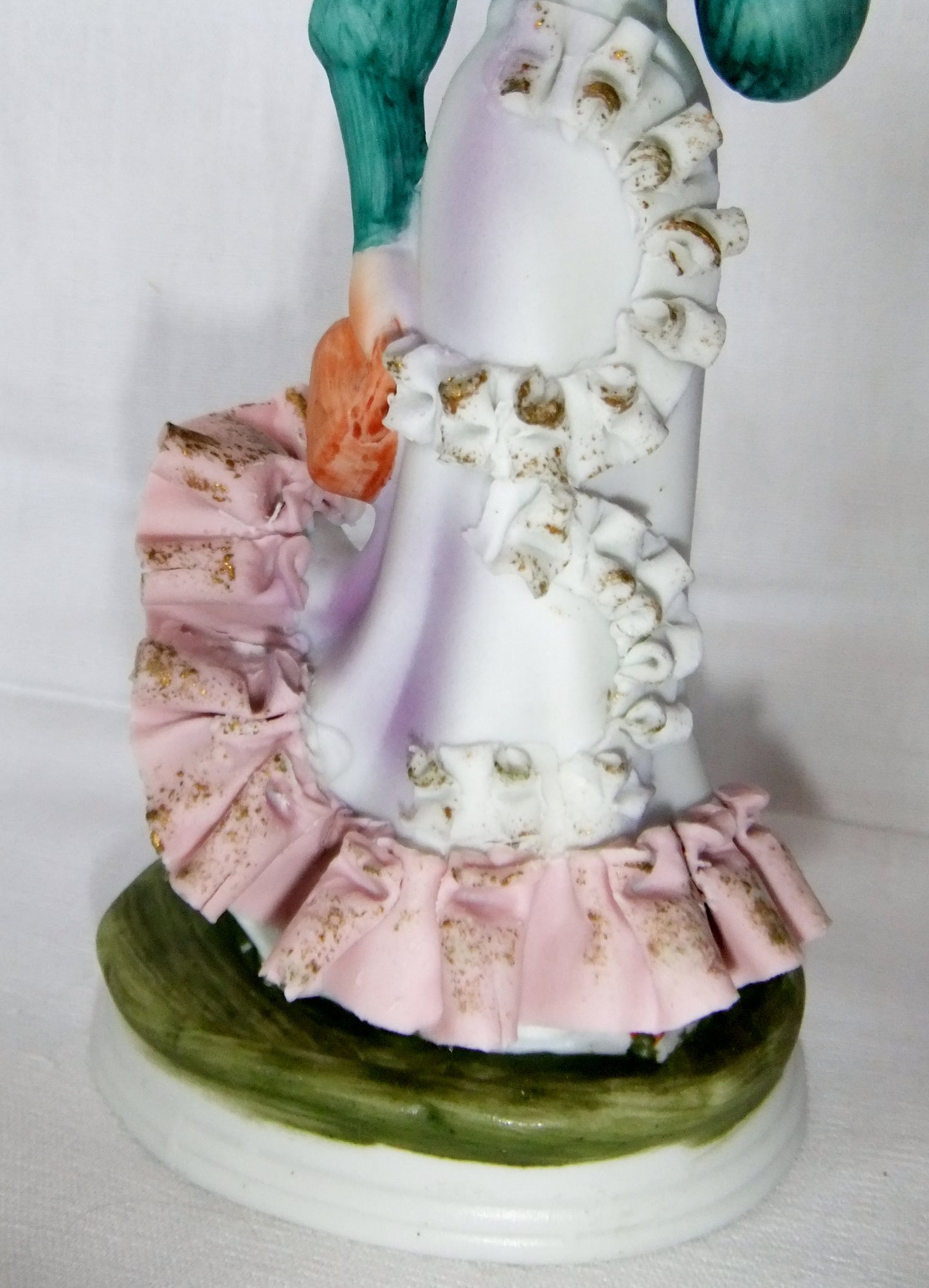 Polychrome Figur aus Biskuitporzellan, Frau mit Hut