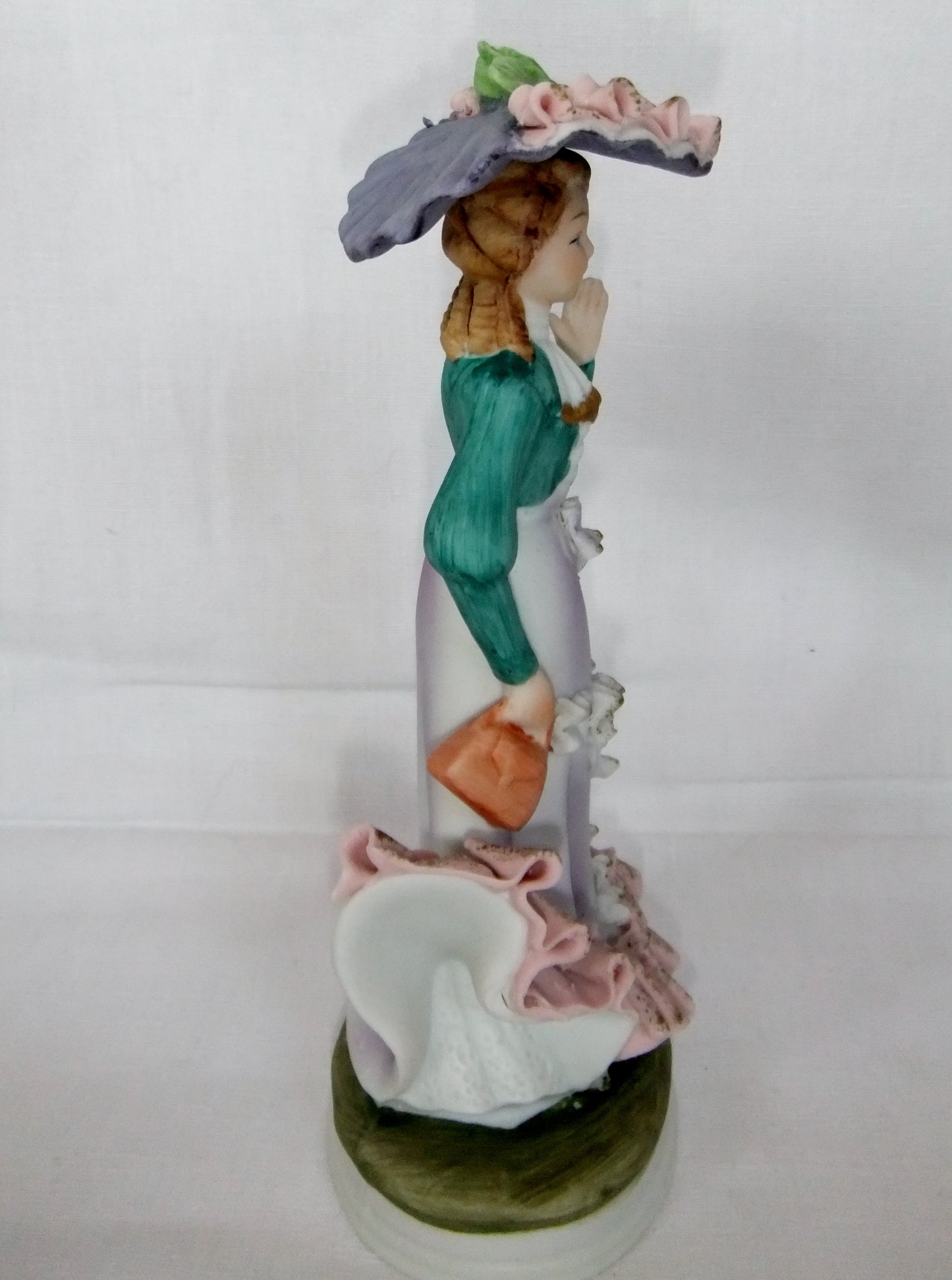 Polychrome Figur aus Biskuitporzellan, Frau mit Hut
