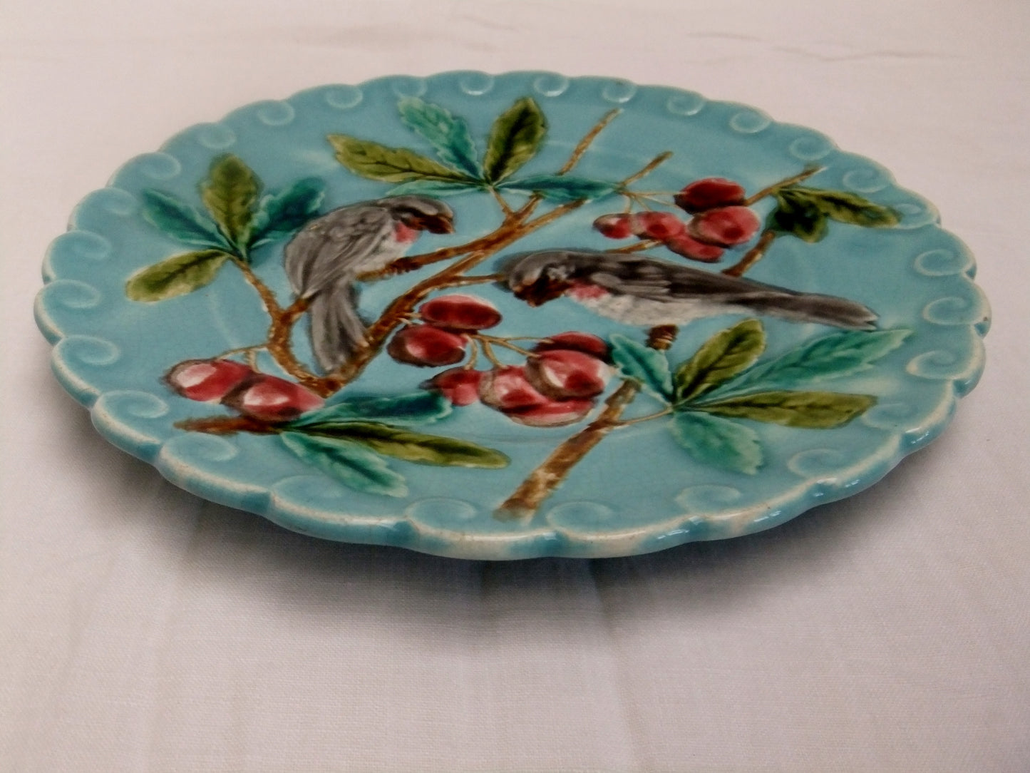 Assiette barbotine collection Sarreguemines décor oiseaux cerises