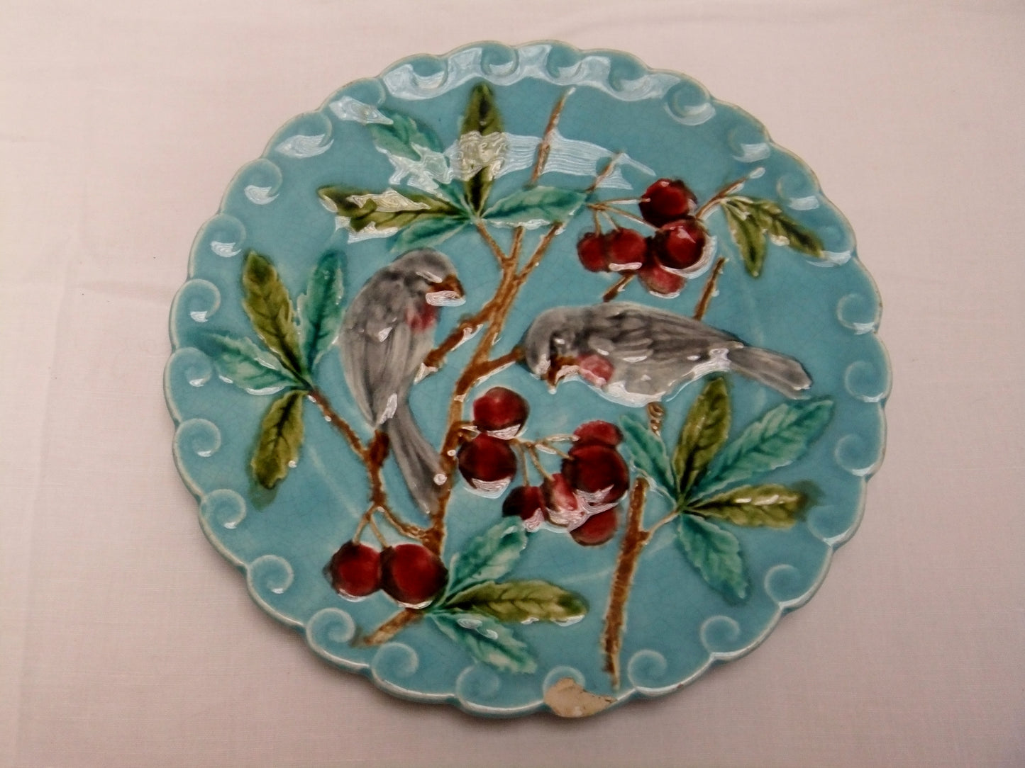 Assiette barbotine collection Sarreguemines décor oiseaux cerises