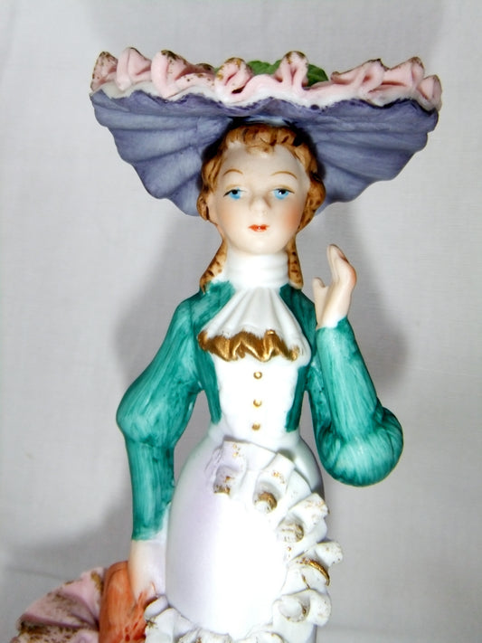 Biscuit polychrome porcelaine figurine statue femme au chapeau